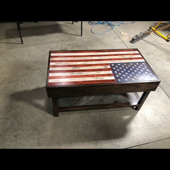 Flag table with locking hideaway - Picture 4 of 8